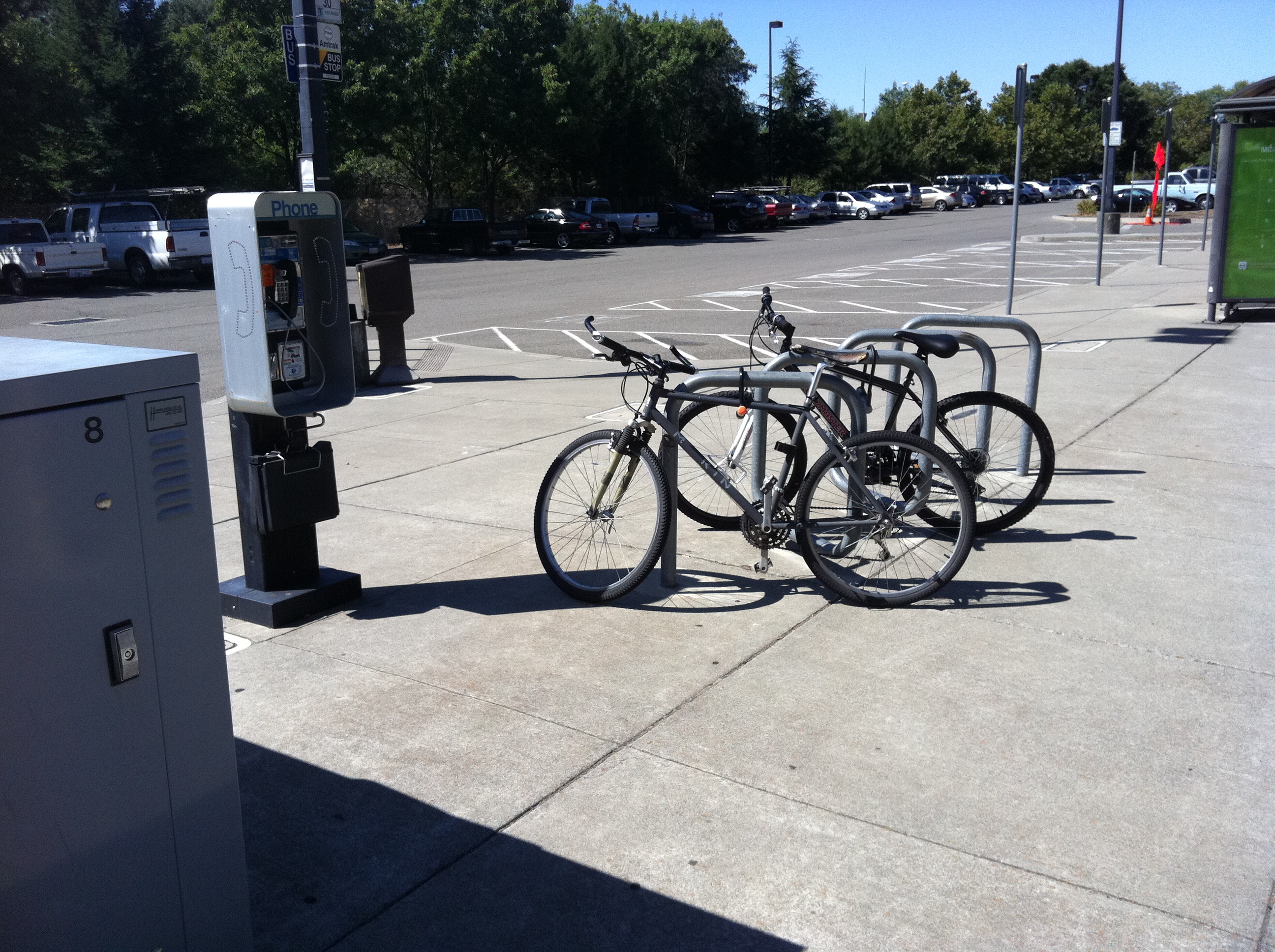 Solano Mobility | Vacaville City Coach Boarding the Bus & Bike Lockers